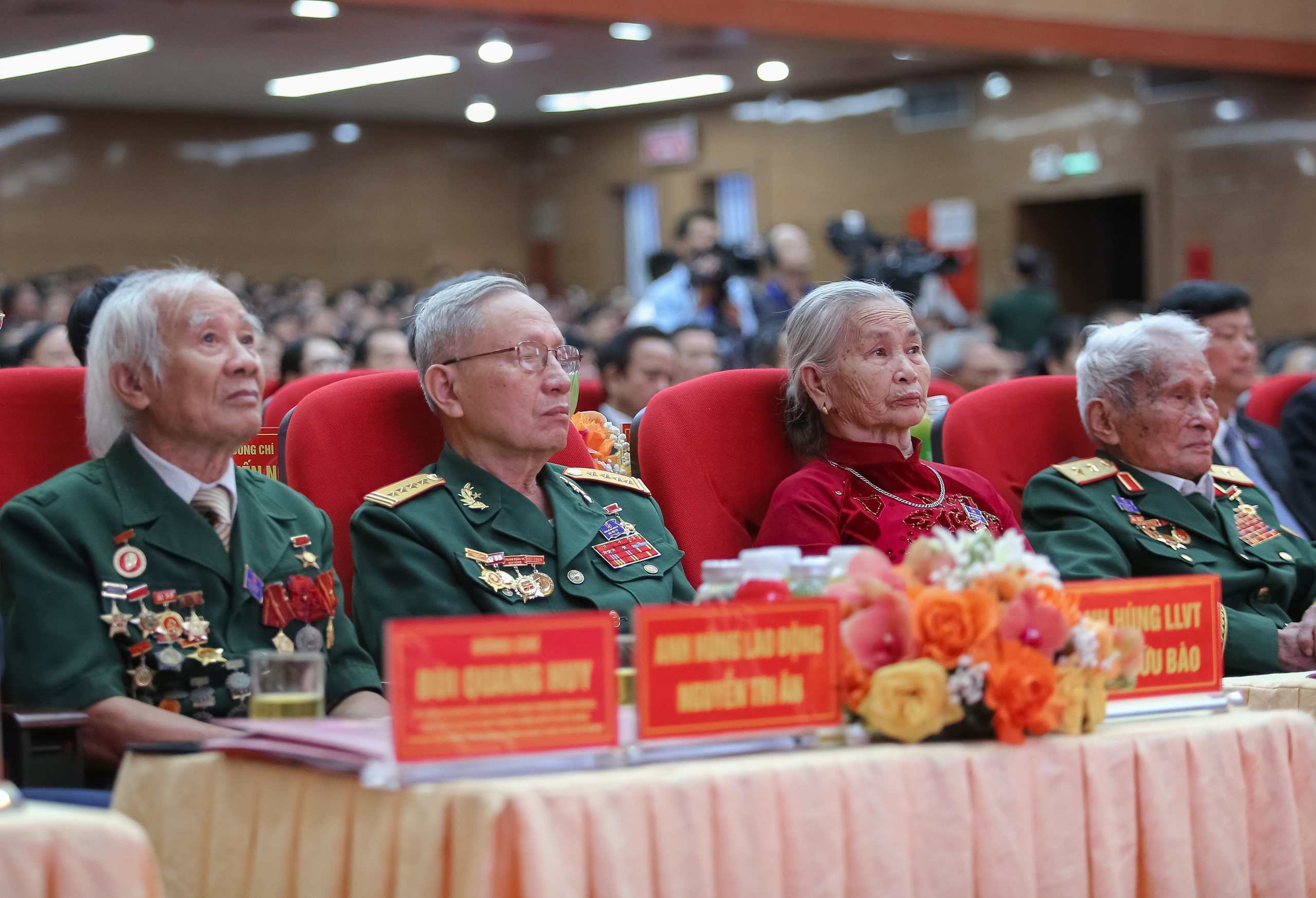 Nghệ An cần khơi dậy kh&aacute;t vọng ph&aacute;t triển, đổi mới tư duy v&agrave; h&agrave;nh động tạo sức bật mới- Ảnh 6.