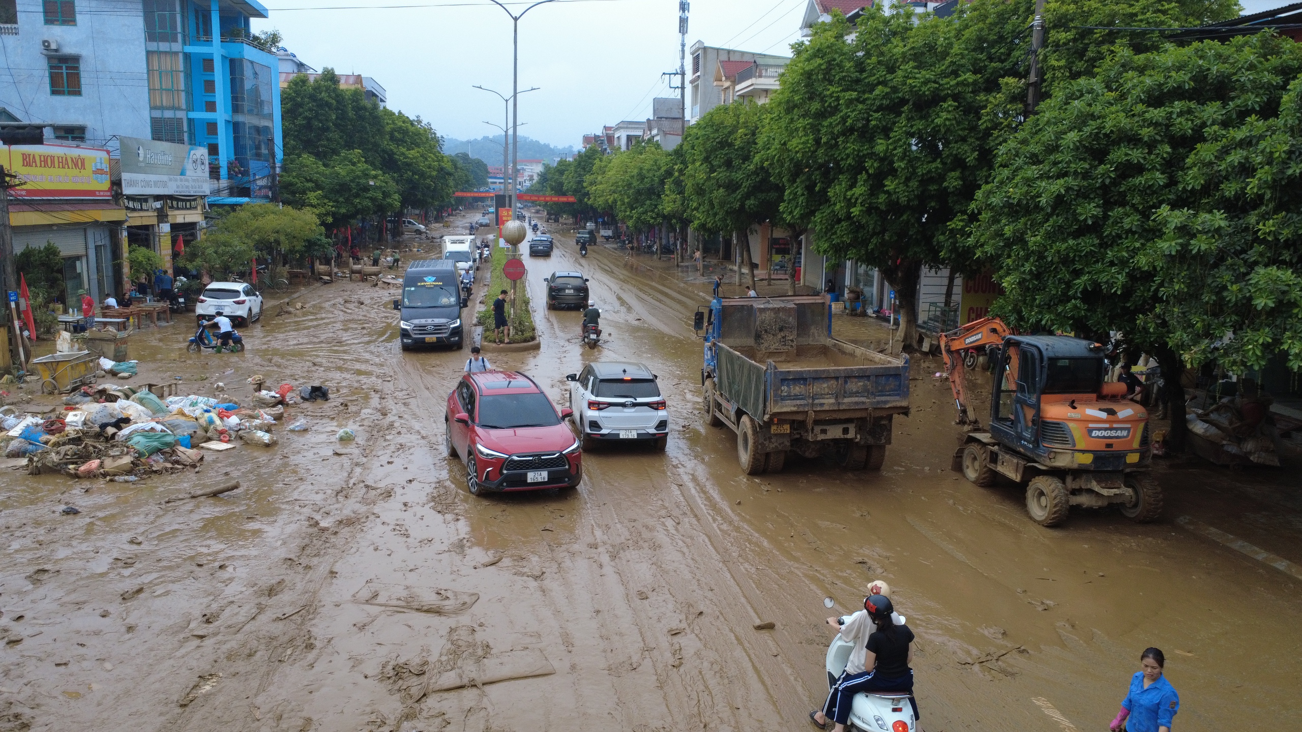 To&agrave;n cảnh khu d&acirc;n cư c&ugrave;ng h&agrave;ng ngh&igrave;n hộ d&acirc;n ở L&agrave;o Cai bị chia cắt, giao th&ocirc;ng t&ecirc; liệt- Ảnh 1.