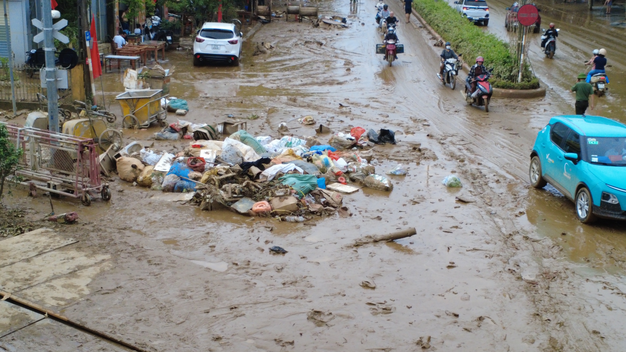 To&agrave;n cảnh khu d&acirc;n cư c&ugrave;ng h&agrave;ng ngh&igrave;n hộ d&acirc;n ở L&agrave;o Cai bị chia cắt, giao th&ocirc;ng t&ecirc; liệt- Ảnh 3.