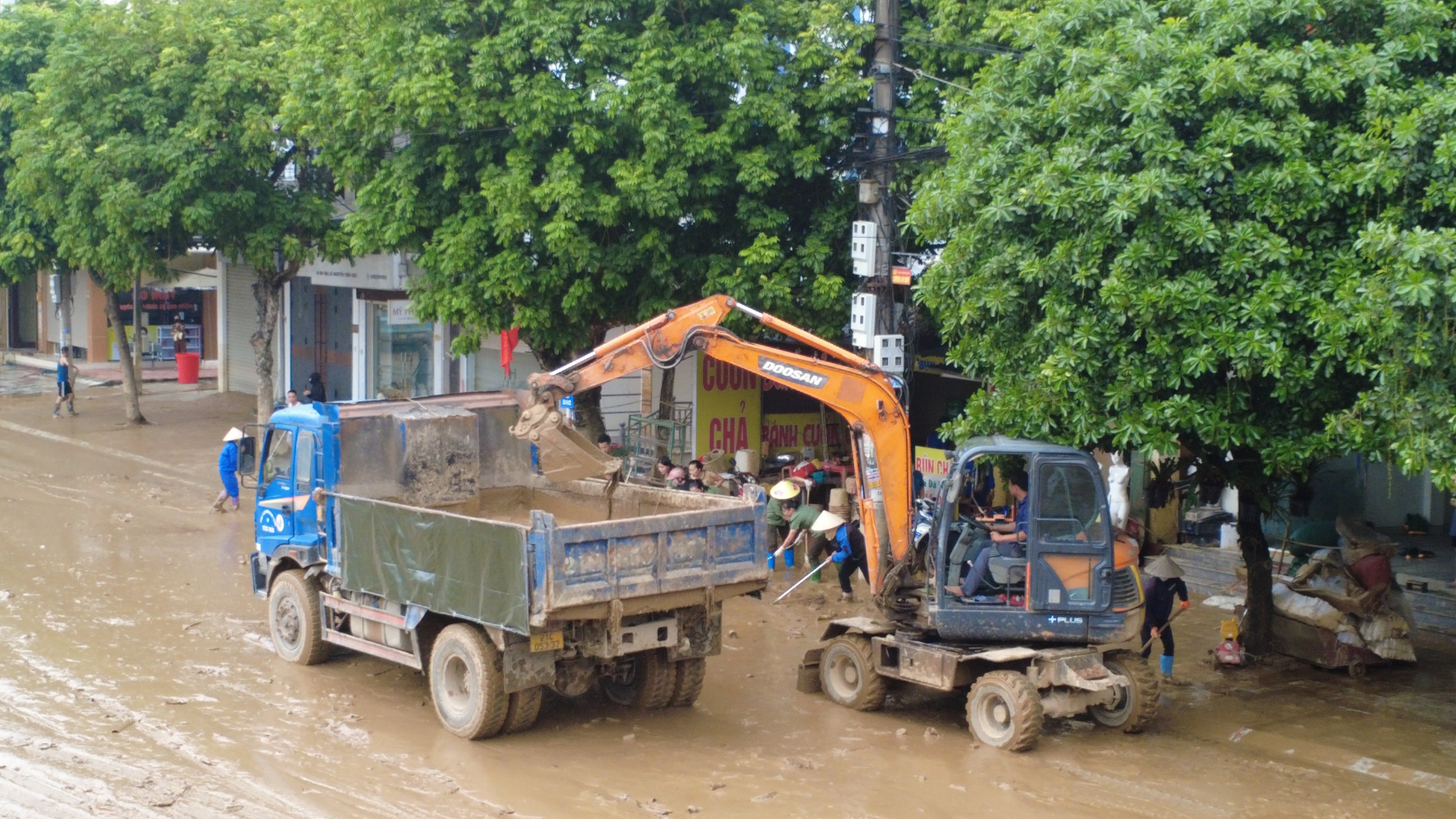To&agrave;n cảnh khu d&acirc;n cư c&ugrave;ng h&agrave;ng ngh&igrave;n hộ d&acirc;n ở L&agrave;o Cai bị chia cắt, giao th&ocirc;ng t&ecirc; liệt- Ảnh 2.