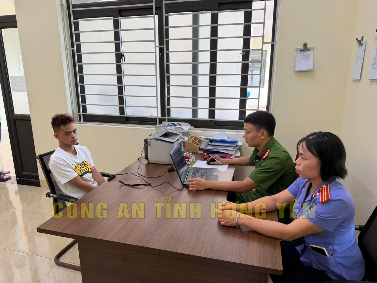 Hưng Y&ecirc;n: Nhanh ch&oacute;ng bắt giữ đối tượng đập k&iacute;nh &ocirc; t&ocirc; trộm cắp t&agrave;i sản- Ảnh 1.