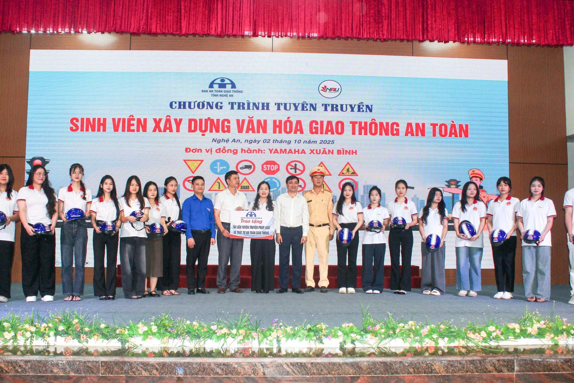 Biến mỗi sinh vi&ecirc;n th&agrave;nh một đại sứ văn h&oacute;a giao th&ocirc;ng- Ảnh 1.