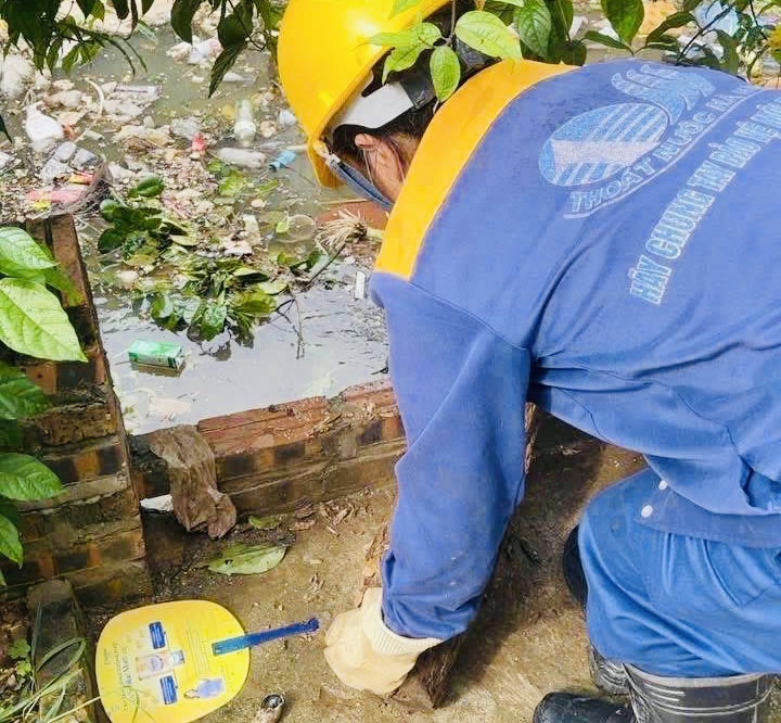 H&agrave; Nội: C&ocirc;ng an, bộ đội xuống đồng gặt l&uacute;a gi&uacute;p d&acirc;n sau mưa b&atilde;o- Ảnh 13.