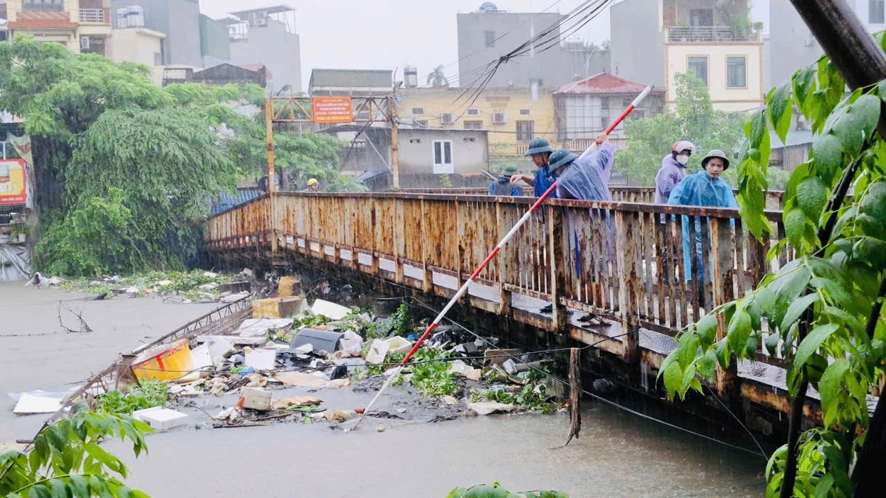 H&agrave; Nội: C&ocirc;ng an, bộ đội xuống đồng gặt l&uacute;a gi&uacute;p d&acirc;n sau mưa b&atilde;o- Ảnh 12.