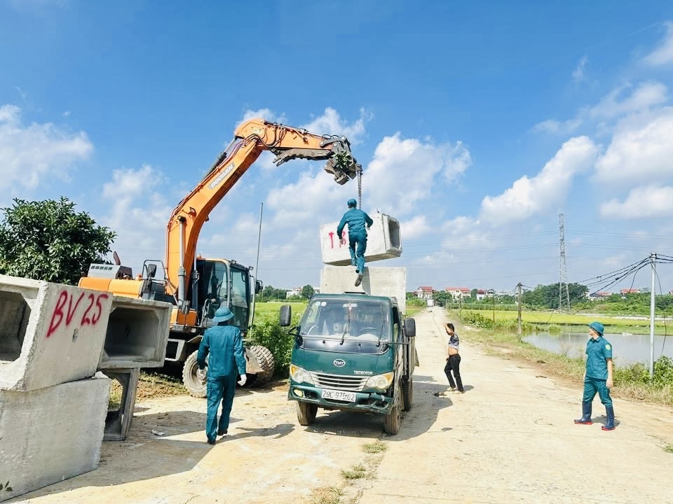 H&agrave; Nội: C&ocirc;ng an, bộ đội xuống đồng gặt l&uacute;a gi&uacute;p d&acirc;n sau mưa b&atilde;o- Ảnh 10.