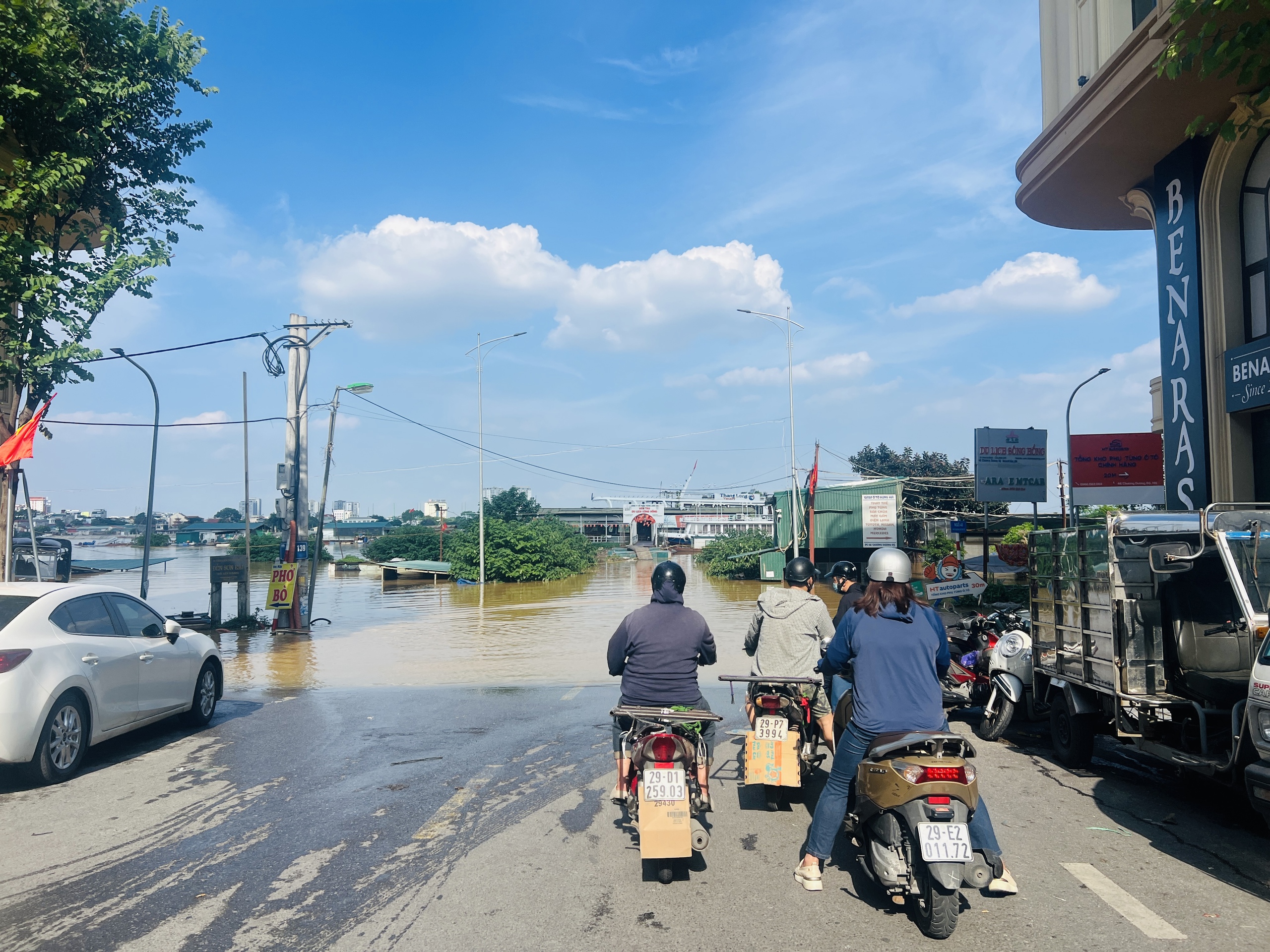 H&agrave; Nội: Nước s&ocirc;ng Hồng tr&agrave;n l&ecirc;n đường, người d&acirc;n phải đi lại bằng thuyền- Ảnh 1.