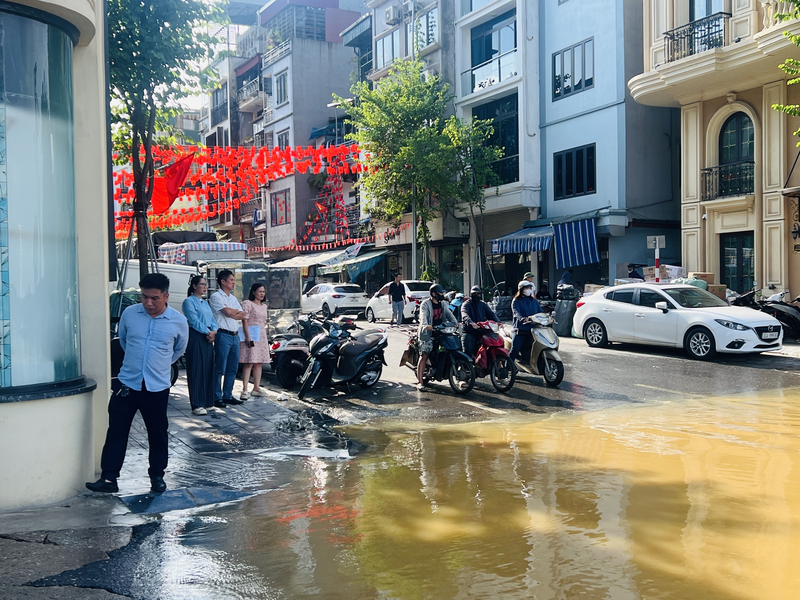 H&agrave; Nội: Nước s&ocirc;ng Hồng tr&agrave;n l&ecirc;n đường, người d&acirc;n phải đi lại bằng thuyền- Ảnh 2.