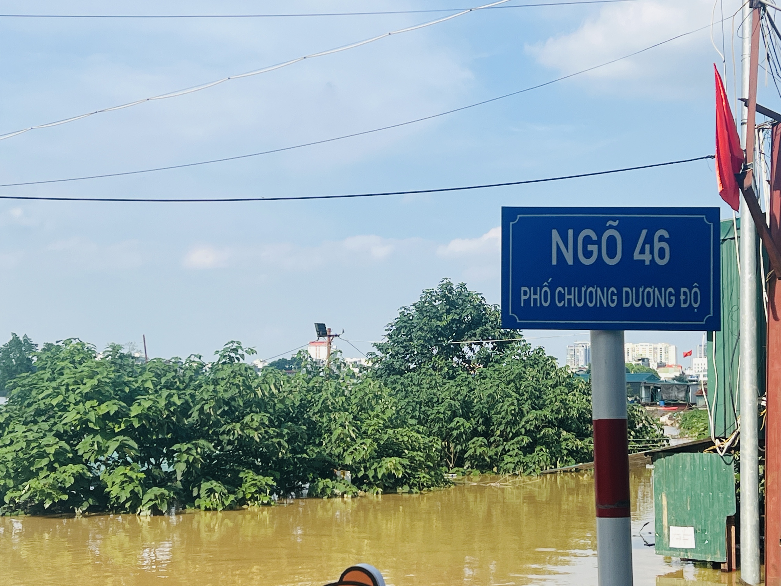 H&agrave; Nội: Nước s&ocirc;ng Hồng tr&agrave;n l&ecirc;n đường, người d&acirc;n phải đi lại bằng thuyền- Ảnh 4.