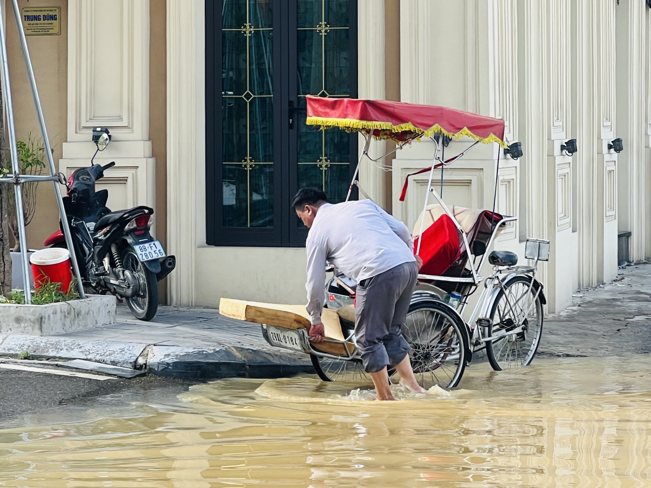 H&agrave; Nội: Nước s&ocirc;ng Hồng tr&agrave;n l&ecirc;n đường, người d&acirc;n phải đi lại bằng thuyền- Ảnh 6.
