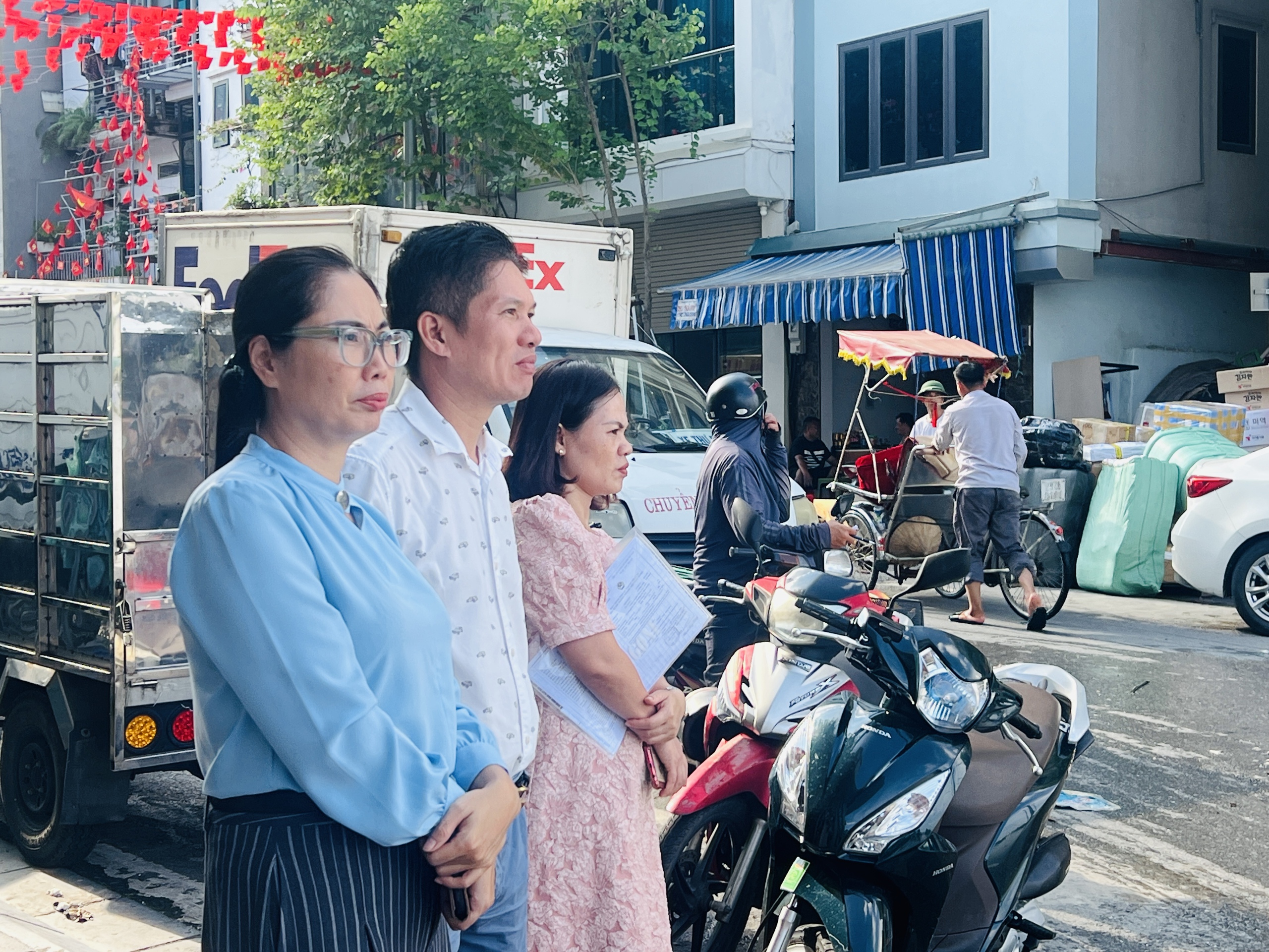 H&agrave; Nội: Nước s&ocirc;ng Hồng tr&agrave;n l&ecirc;n đường, người d&acirc;n phải đi lại bằng thuyền- Ảnh 3.