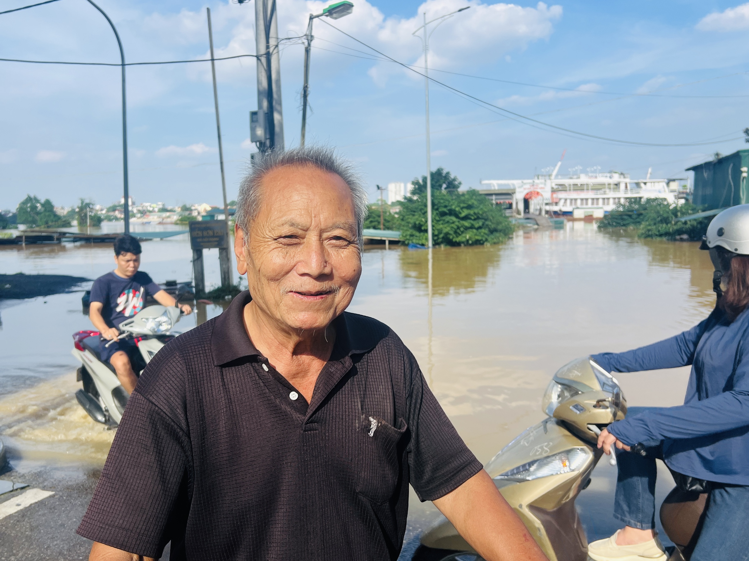 H&agrave; Nội: Nước s&ocirc;ng Hồng tr&agrave;n l&ecirc;n đường, người d&acirc;n phải đi lại bằng thuyền- Ảnh 5.