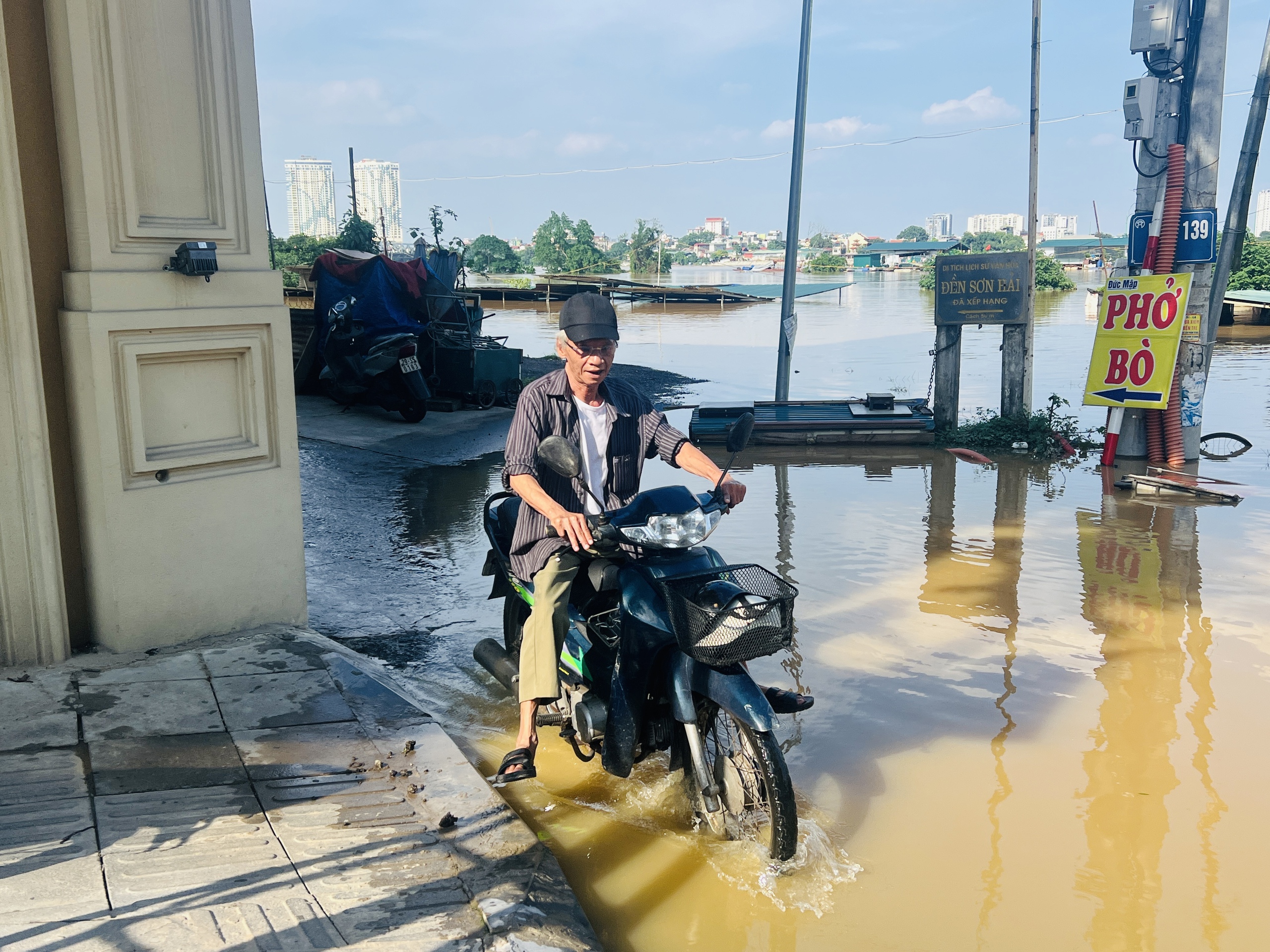 H&agrave; Nội: Nước s&ocirc;ng Hồng tr&agrave;n l&ecirc;n đường, người d&acirc;n phải đi lại bằng thuyền- Ảnh 7.