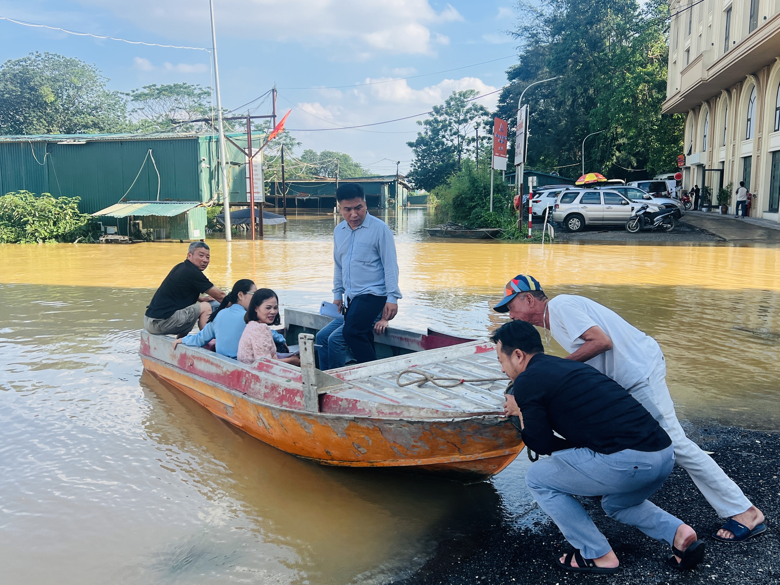 H&agrave; Nội: Nước s&ocirc;ng Hồng tr&agrave;n l&ecirc;n đường, người d&acirc;n phải đi lại bằng thuyền- Ảnh 8.