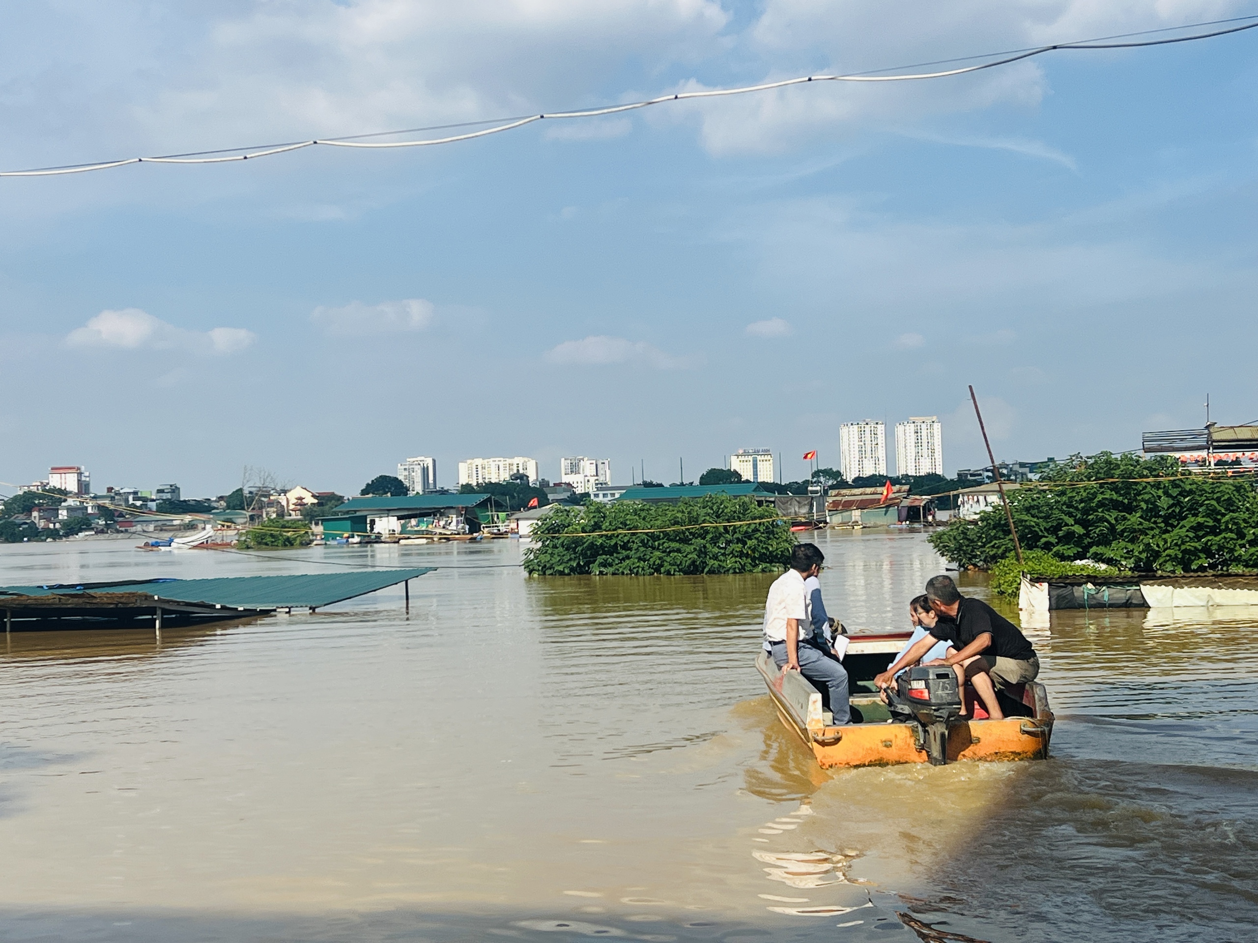 H&agrave; Nội: Nước s&ocirc;ng Hồng tr&agrave;n l&ecirc;n đường, người d&acirc;n phải đi lại bằng thuyền- Ảnh 9.