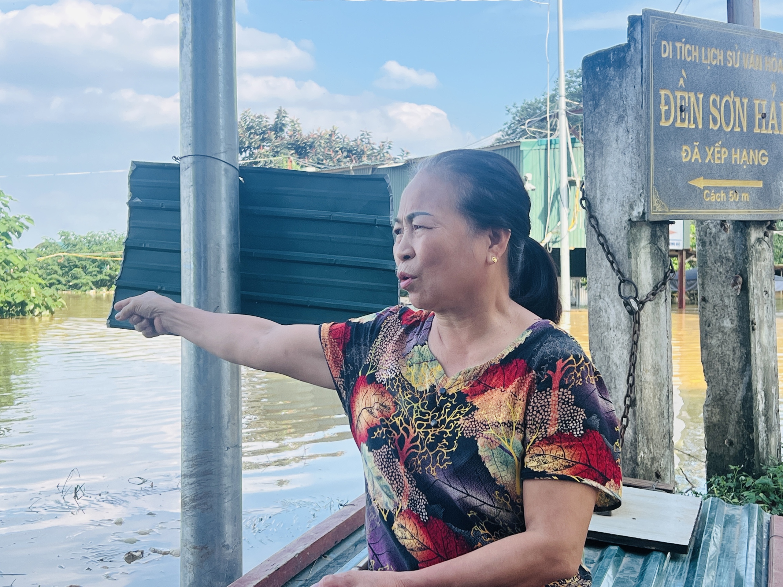 H&agrave; Nội: Nước s&ocirc;ng Hồng tr&agrave;n l&ecirc;n đường, người d&acirc;n phải đi lại bằng thuyền- Ảnh 11.