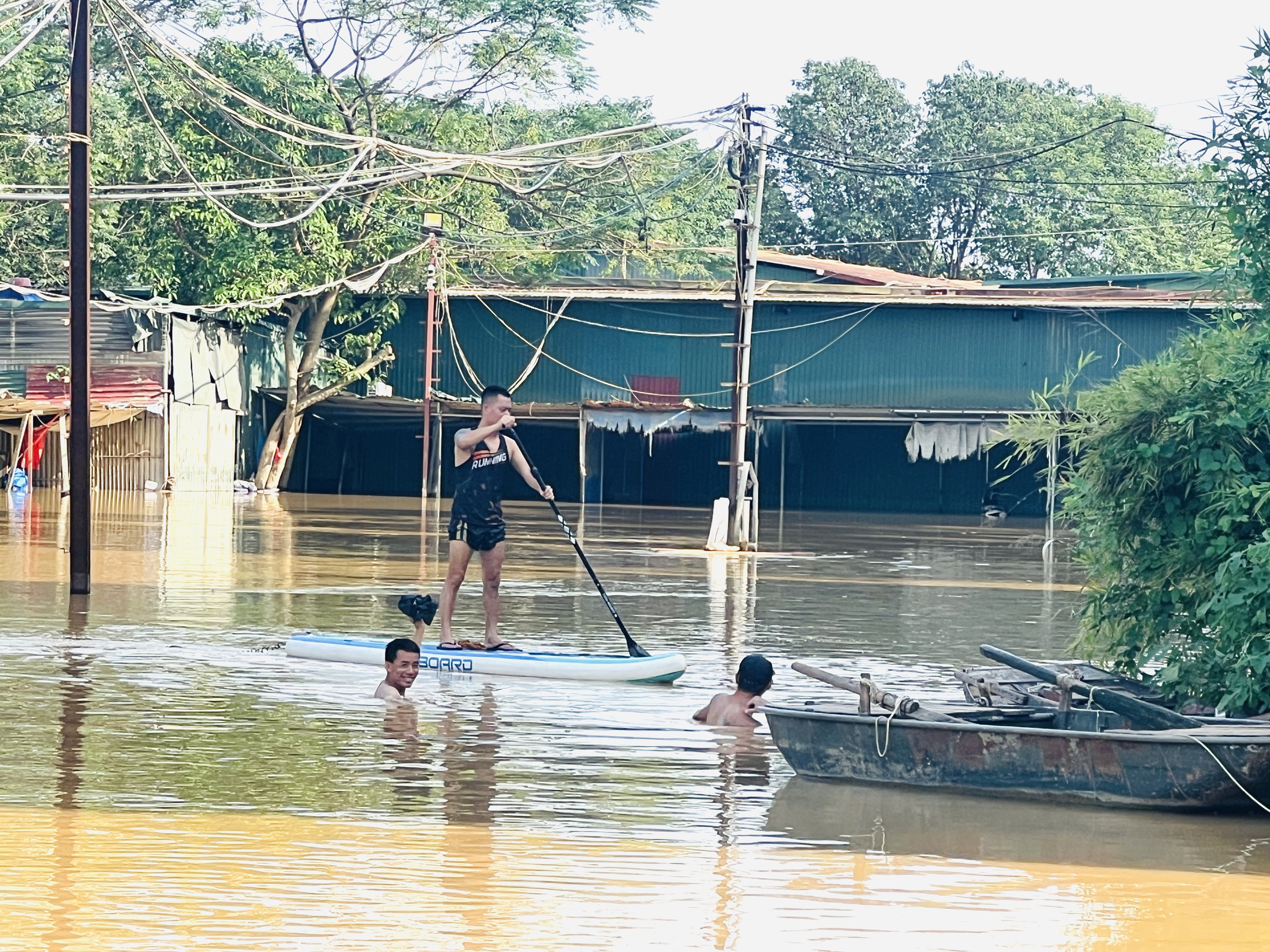 H&agrave; Nội: Nước s&ocirc;ng Hồng tr&agrave;n l&ecirc;n đường, người d&acirc;n phải đi lại bằng thuyền- Ảnh 10.