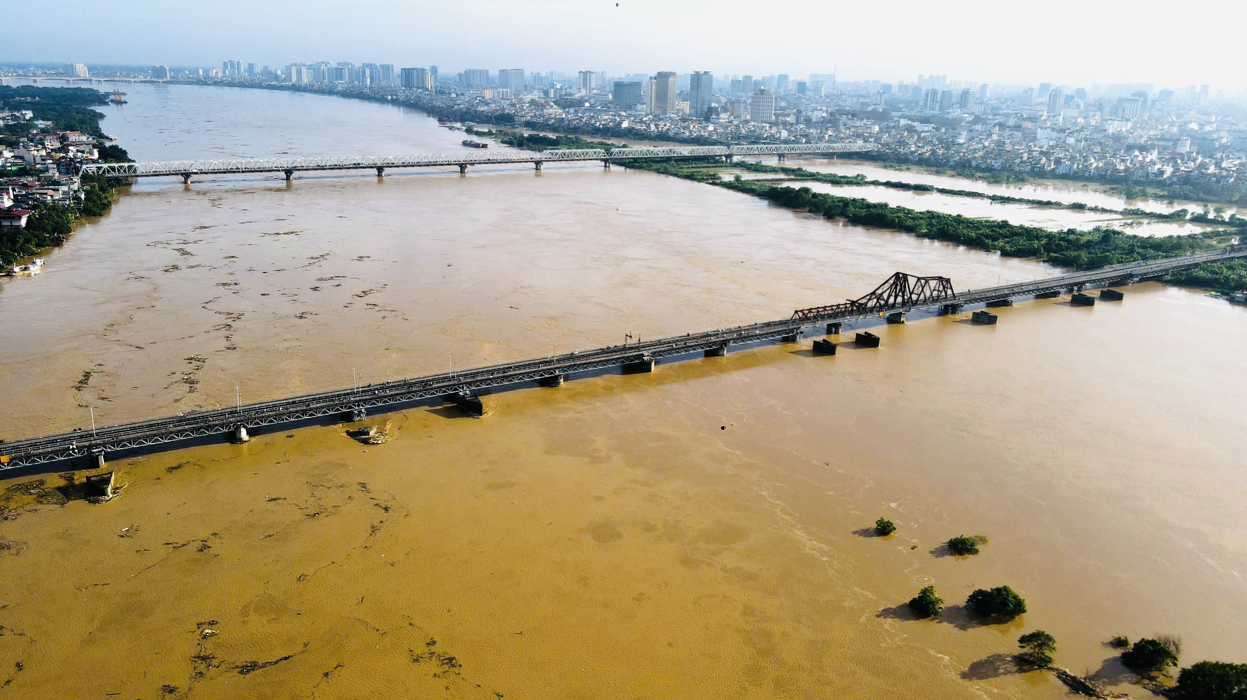 H&agrave; Nội: Nước s&ocirc;ng Hồng tr&agrave;n l&ecirc;n đường, người d&acirc;n phải đi lại bằng thuyền- Ảnh 13.