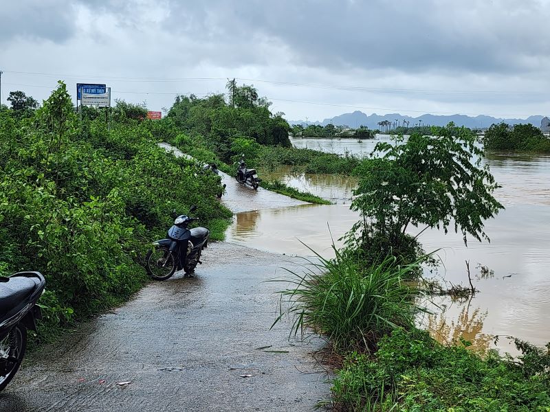 Ninh B&igrave;nh: Hơn 650 hộ d&acirc;n th&ocirc;n K&ecirc;nh G&agrave; vẫn bị c&ocirc; lập ho&agrave;n to&agrave;n sau b&atilde;o số 10- Ảnh 6.