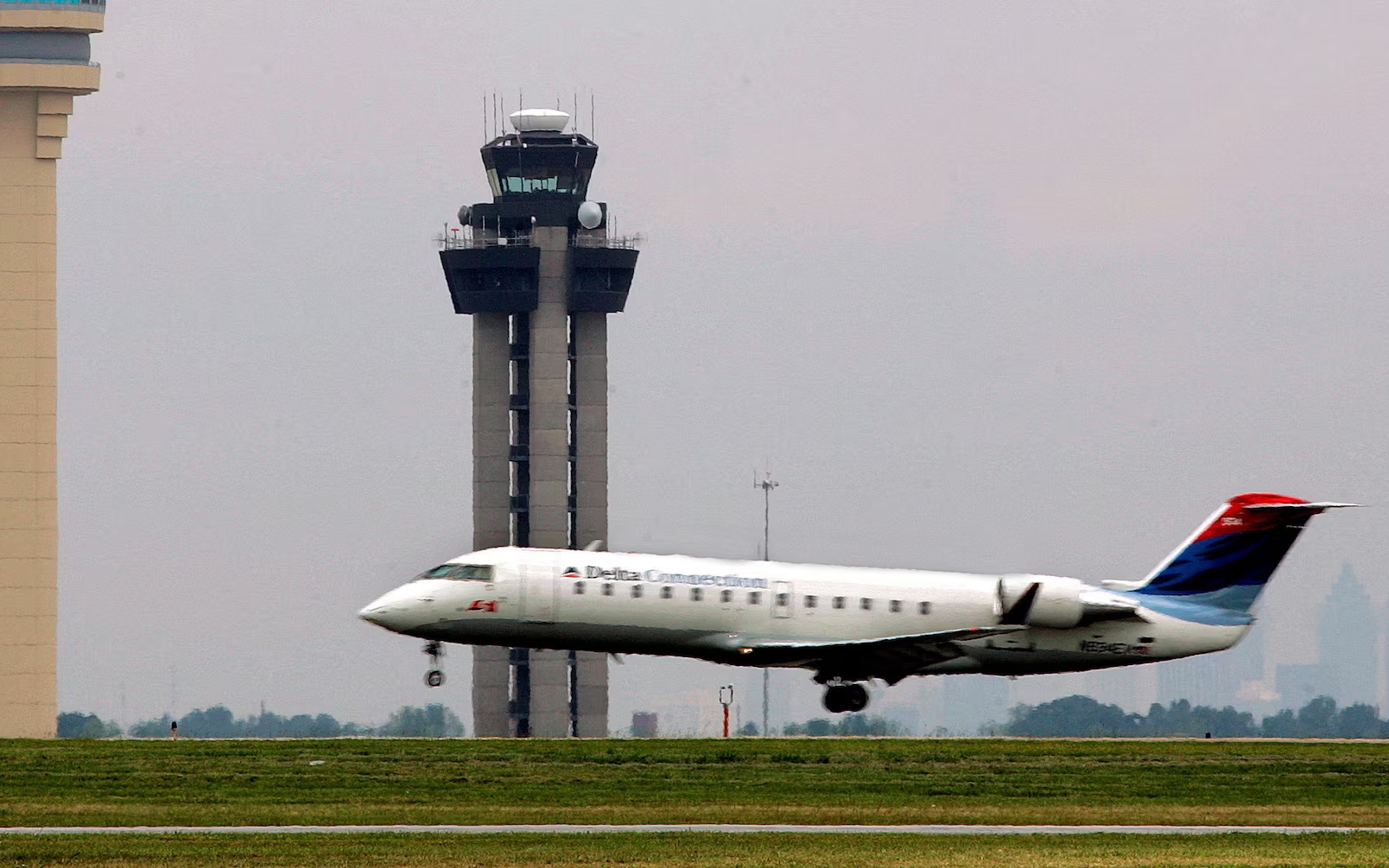 Chương tr&igrave;nh cải tổ hệ thống kiểm so&aacute;t kh&ocirc;ng lưu Mỹ bị chậm v&agrave; đội chi ph&iacute;