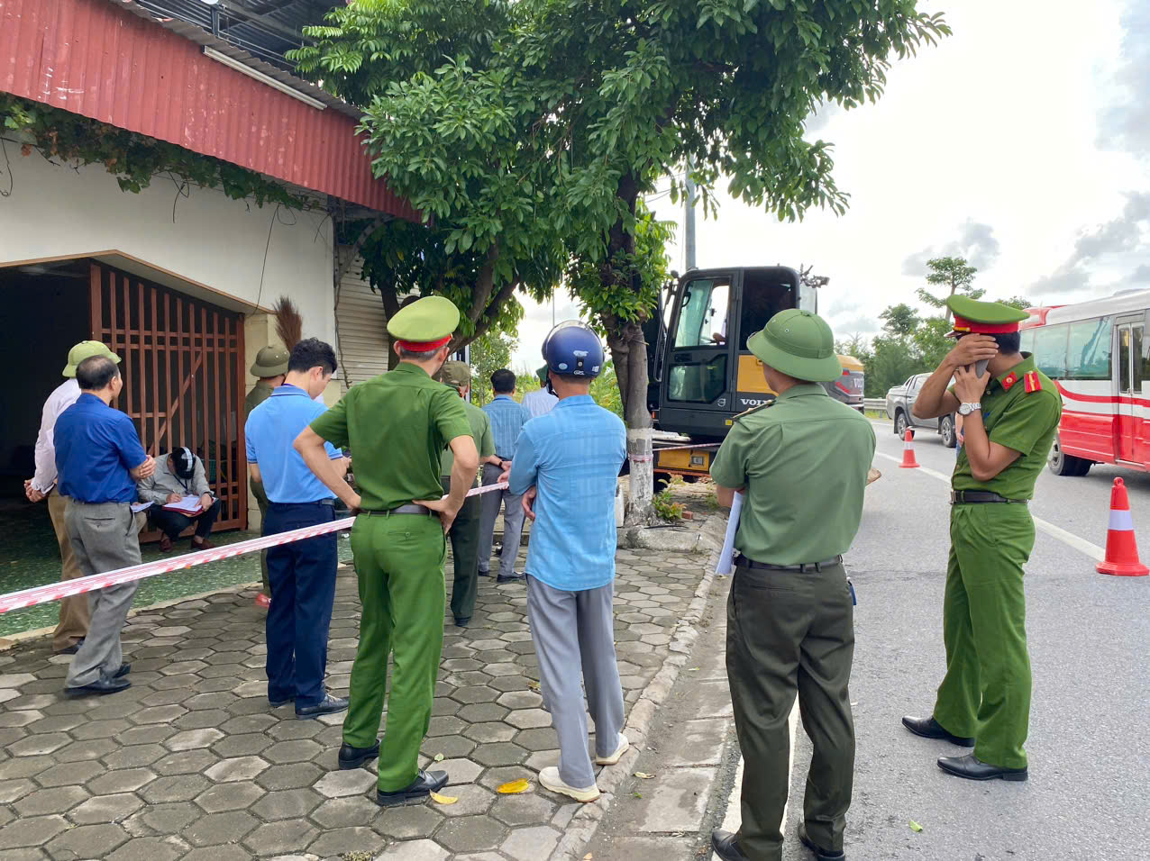 Th&aacute;o dỡ c&ocirc;ng tr&igrave;nh v&ocirc; chủ lấn chiếm h&agrave;nh lang bảo vệ cao tốc ở Hải Ph&ograve;ng- Ảnh 1.