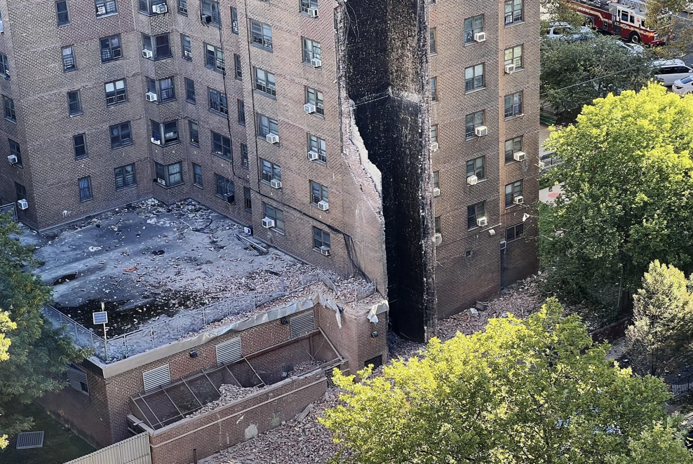 Chung cư cao tầng tại New York bị sập một phần, người d&acirc;n lo kh&ocirc;ng d&aacute;m ngủ- Ảnh 1.