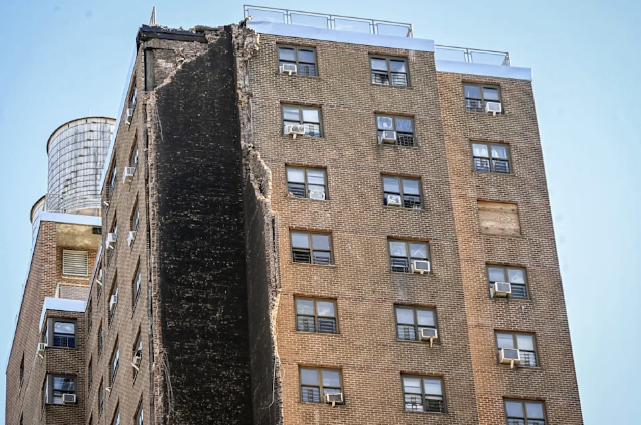 Chung cư cao tầng tại New York bị sập một phần, người d&acirc;n lo kh&ocirc;ng d&aacute;m ngủ- Ảnh 2.