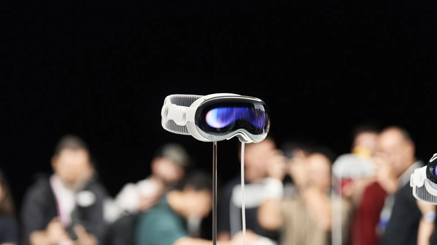 Apple Glasses được kỳ vọng sẽ lặp lại chiến lược ra mắt hiếm hoi từng d&ugrave;ng cho Vision Pro- Ảnh 1.