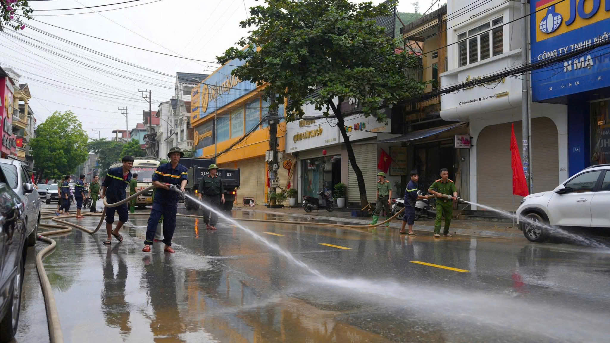 To&agrave;n cảnh khu d&acirc;n cư c&ugrave;ng h&agrave;ng ngh&igrave;n hộ d&acirc;n ở L&agrave;o Cai bị chia cắt, giao th&ocirc;ng t&ecirc; liệt- Ảnh 12.