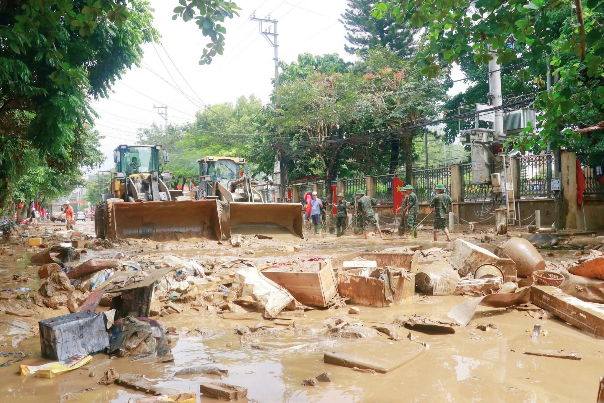 To&agrave;n cảnh khu d&acirc;n cư c&ugrave;ng h&agrave;ng ngh&igrave;n hộ d&acirc;n ở L&agrave;o Cai bị chia cắt, giao th&ocirc;ng t&ecirc; liệt- Ảnh 13.