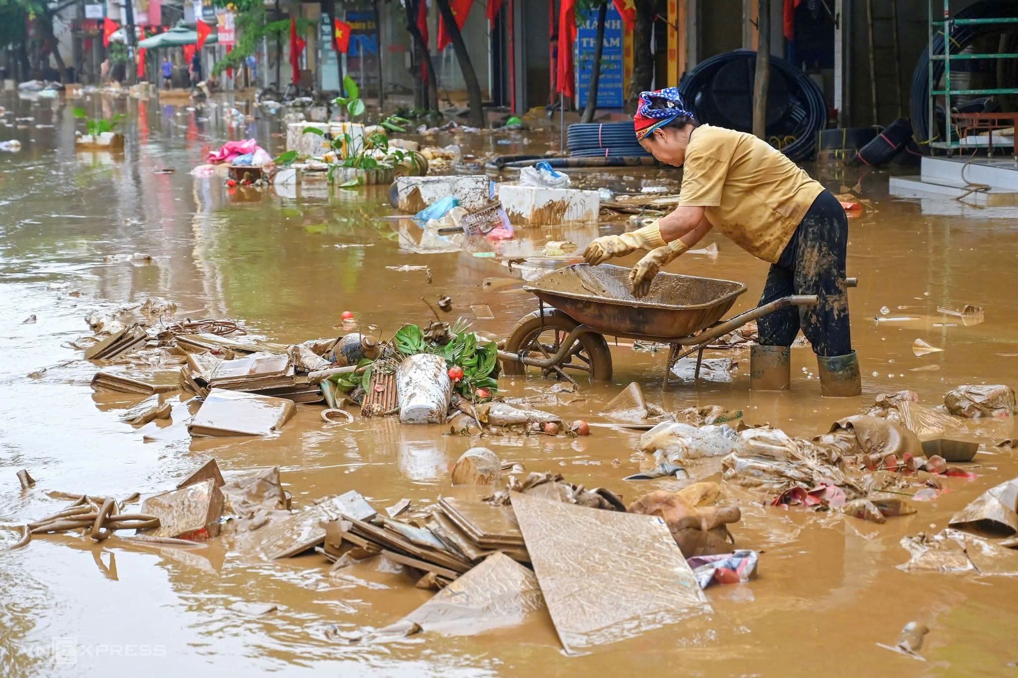 To&agrave;n cảnh khu d&acirc;n cư c&ugrave;ng h&agrave;ng ngh&igrave;n hộ d&acirc;n ở L&agrave;o Cai bị chia cắt, giao th&ocirc;ng t&ecirc; liệt- Ảnh 14.