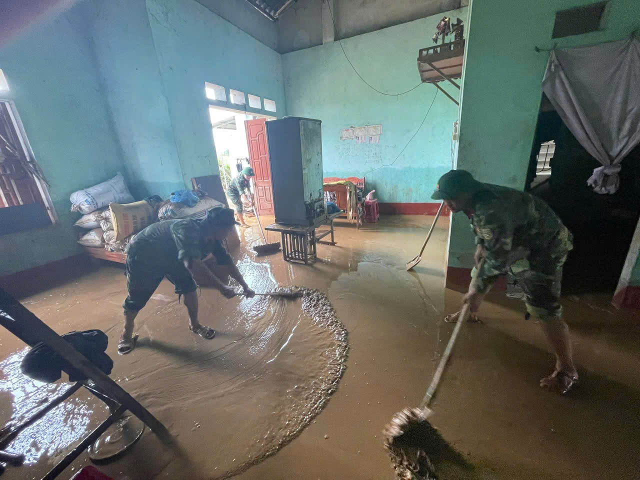 H&agrave;ng trăm chiến sĩ c&ocirc;ng an, qu&acirc;n đội dầm m&igrave;nh trong lũ hỗ trợ người d&acirc;n Cao Bằng- Ảnh 14.