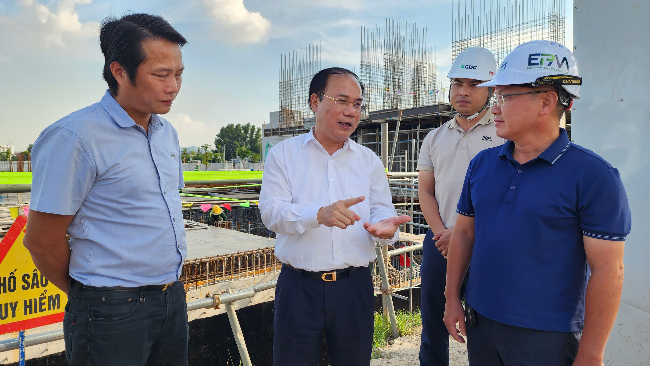 Thứ trưởng Nguyễn Văn Sinh kiểm tra tiến độ đề &aacute;n 1 triệu căn hộ nh&agrave; ở x&atilde; hội tại Bắc Ninh- Ảnh 2.