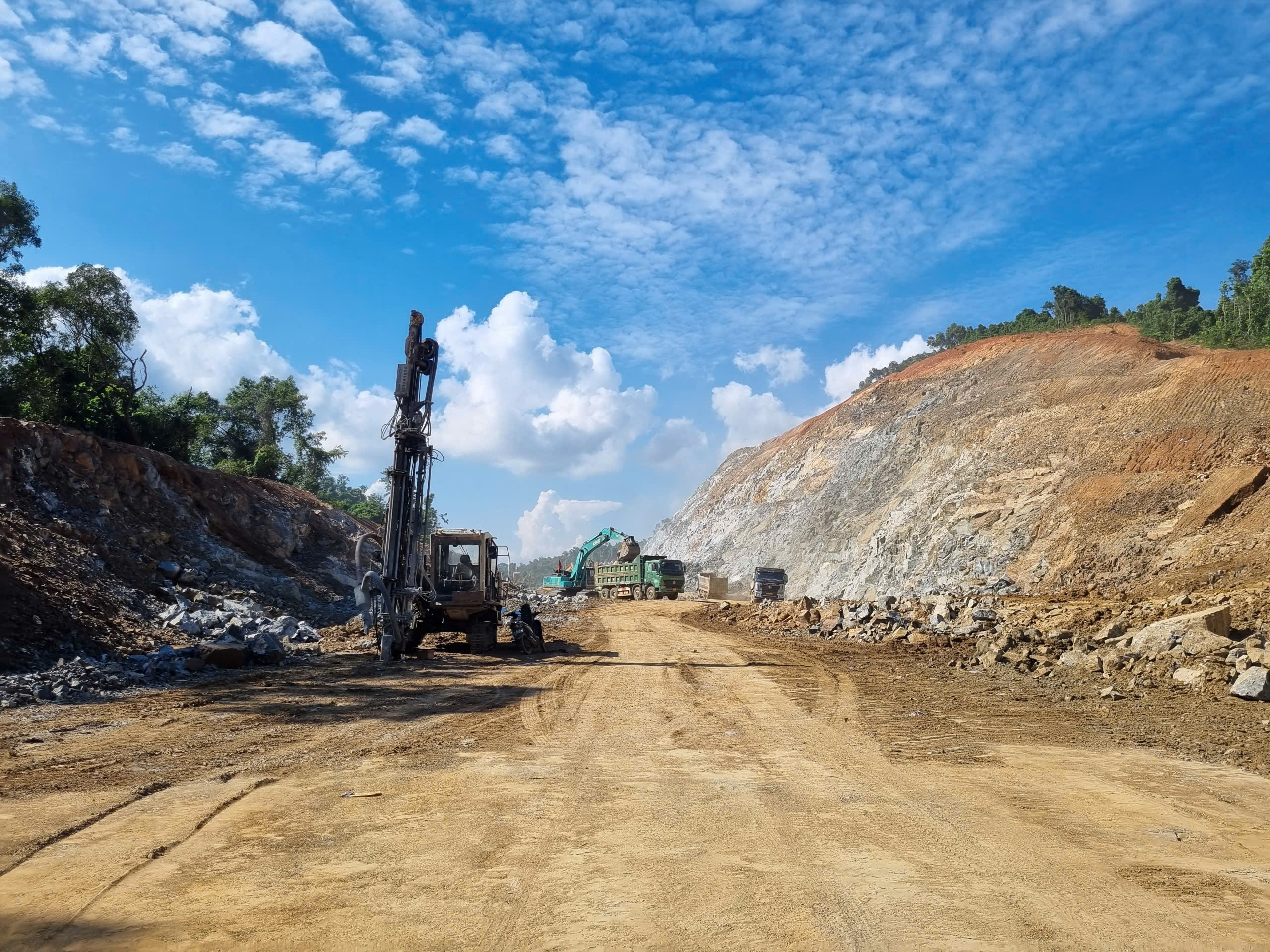 Thứ trưởng Nguyễn Việt H&ugrave;ng y&ecirc;u cầu quyết liệt đẩy tiến độ cao tốc qua Gia Lai, Đắk Lắk- Ảnh 2.