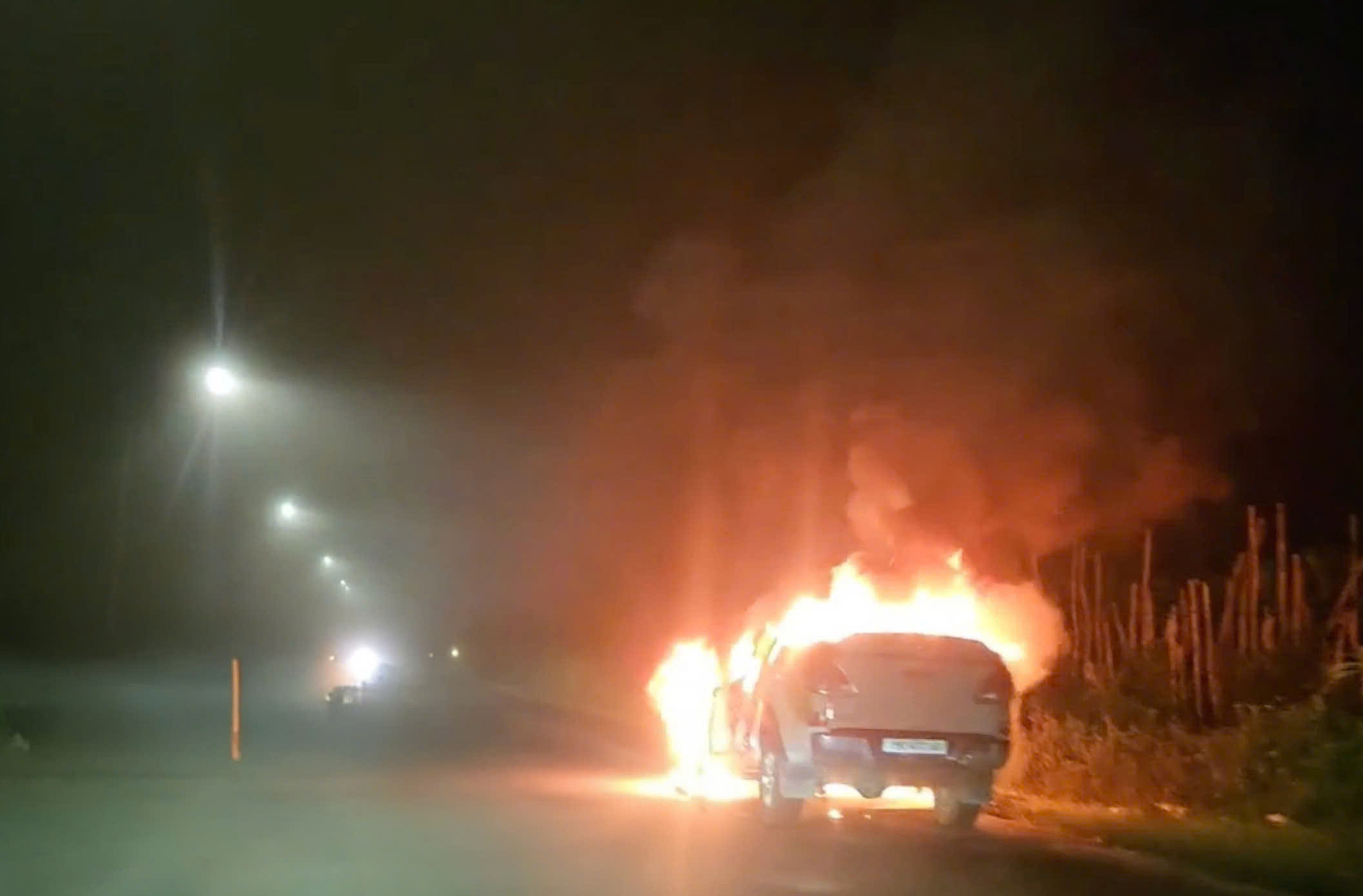 Đắk Lắk: Xe b&aacute;n tải bốc ch&aacute;y ng&ugrave;n ngụt tr&ecirc;n đường Hồ Ch&iacute; Minh- Ảnh 1.