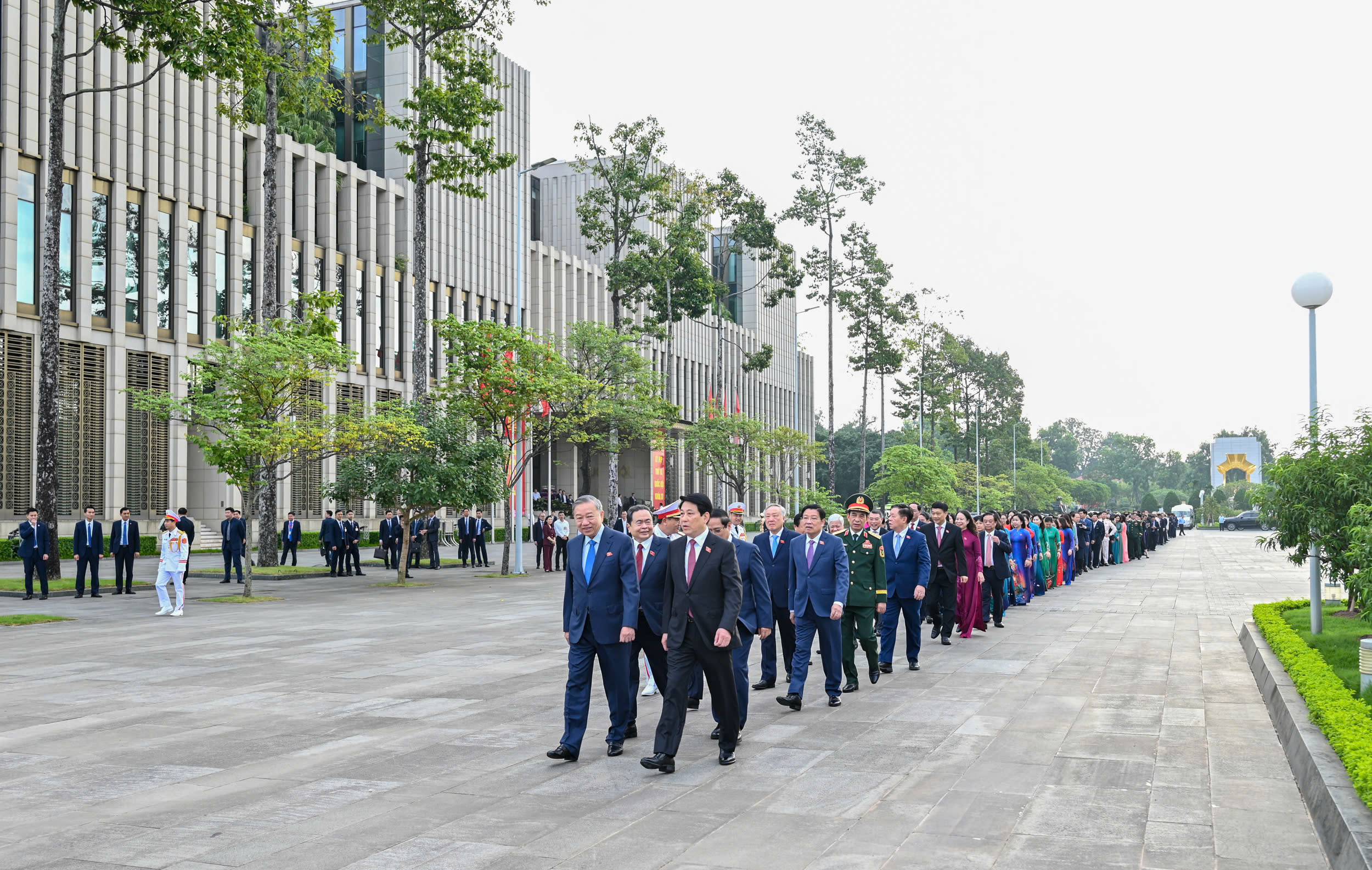 L&atilde;nh đạo Đảng, Nh&agrave; nước v&agrave; đại biểu Quốc hội v&agrave;o Lăng viếng Chủ tịch Hồ Ch&iacute; Minh- Ảnh 6.