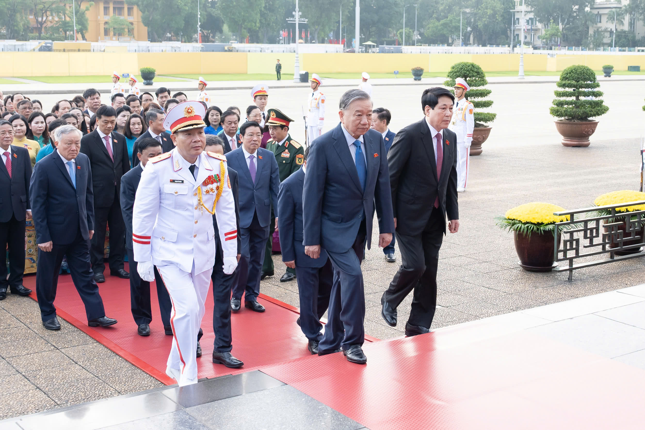 L&atilde;nh đạo Đảng, Nh&agrave; nước v&agrave; đại biểu Quốc hội v&agrave;o Lăng viếng Chủ tịch Hồ Ch&iacute; Minh- Ảnh 1.