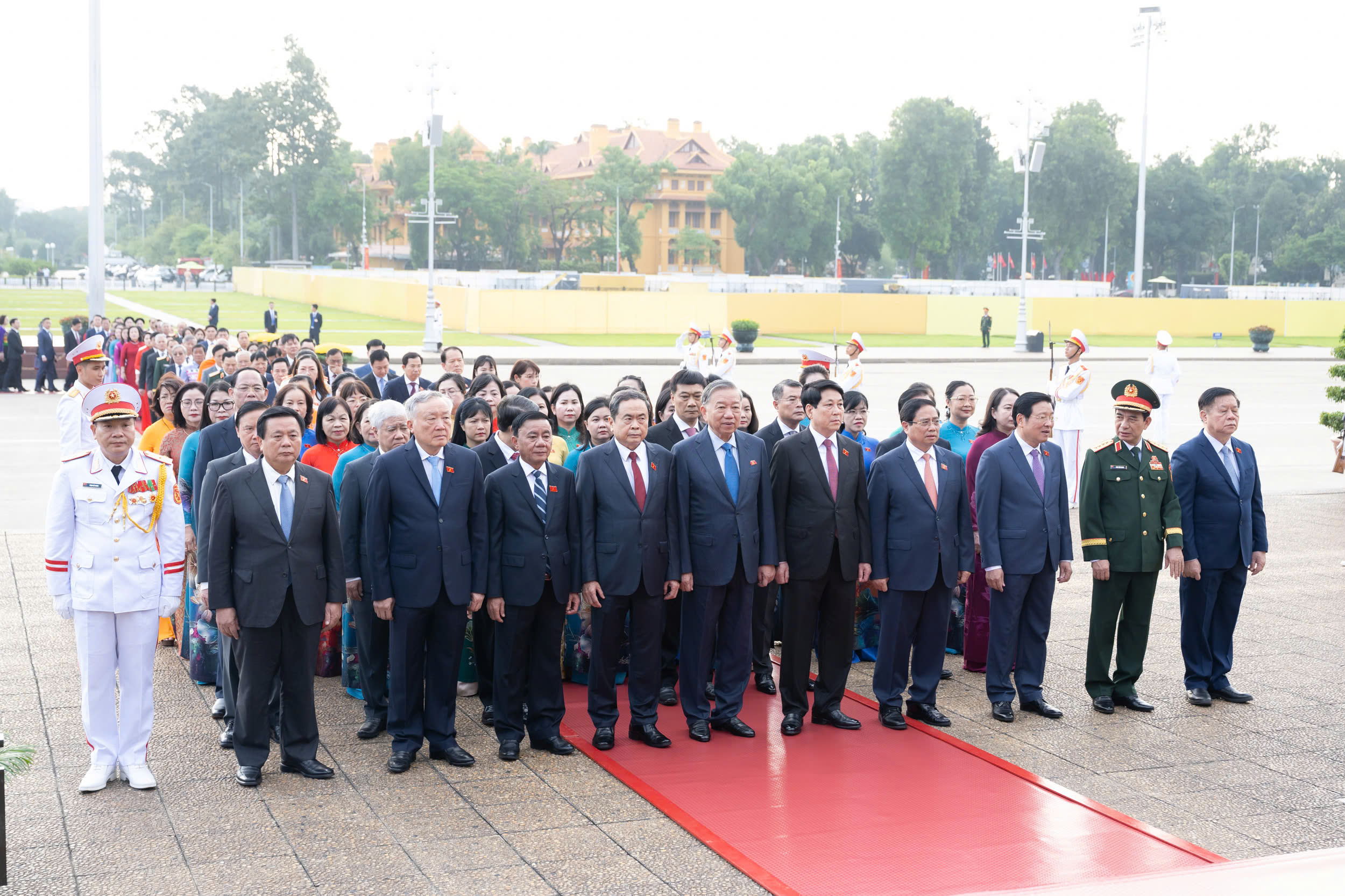 L&atilde;nh đạo Đảng, Nh&agrave; nước v&agrave; đại biểu Quốc hội v&agrave;o Lăng viếng Chủ tịch Hồ Ch&iacute; Minh- Ảnh 2.