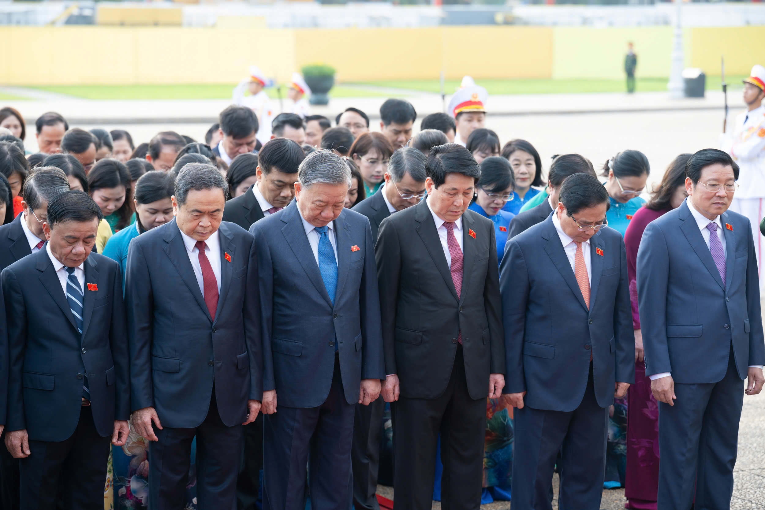 L&atilde;nh đạo Đảng, Nh&agrave; nước v&agrave; đại biểu Quốc hội v&agrave;o Lăng viếng Chủ tịch Hồ Ch&iacute; Minh- Ảnh 4.