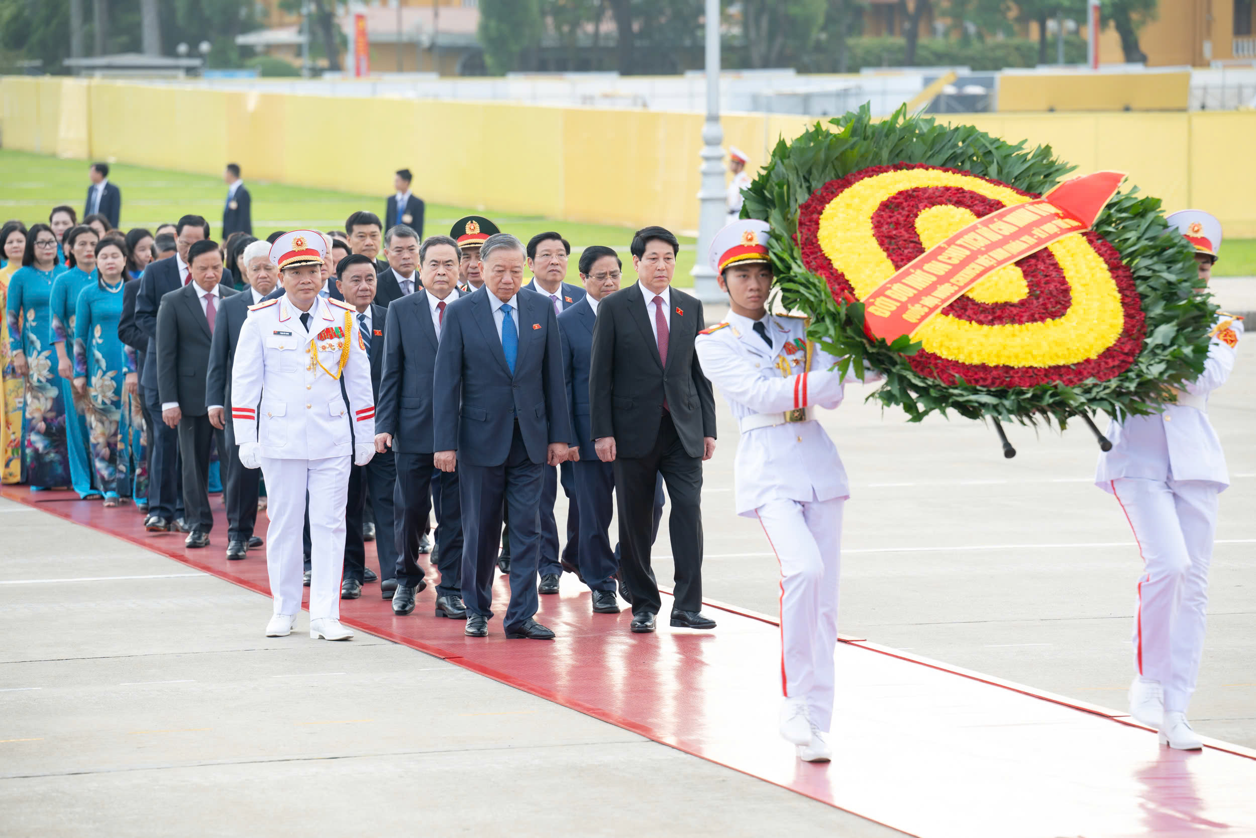 L&atilde;nh đạo Đảng, Nh&agrave; nước v&agrave; đại biểu Quốc hội v&agrave;o Lăng viếng Chủ tịch Hồ Ch&iacute; Minh- Ảnh 3.
