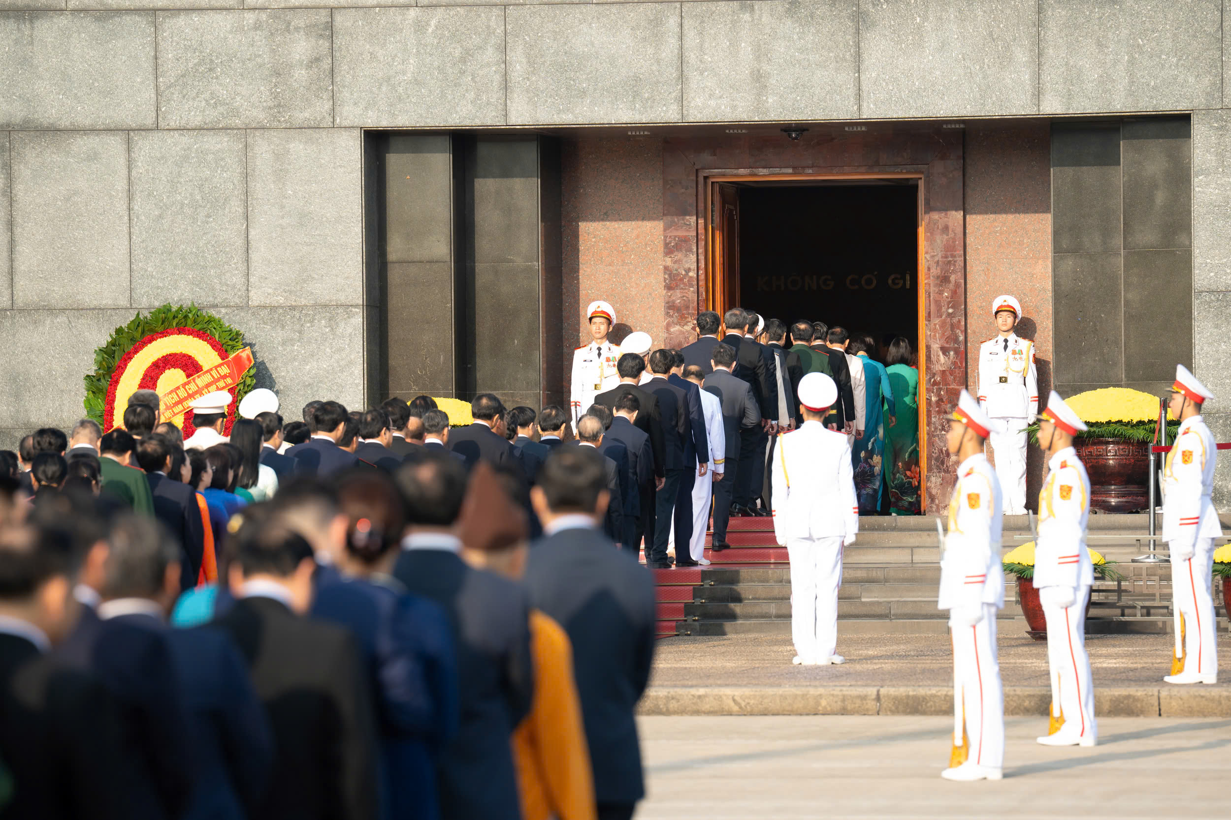 L&atilde;nh đạo Đảng, Nh&agrave; nước v&agrave; đại biểu Quốc hội v&agrave;o Lăng viếng Chủ tịch Hồ Ch&iacute; Minh- Ảnh 5.