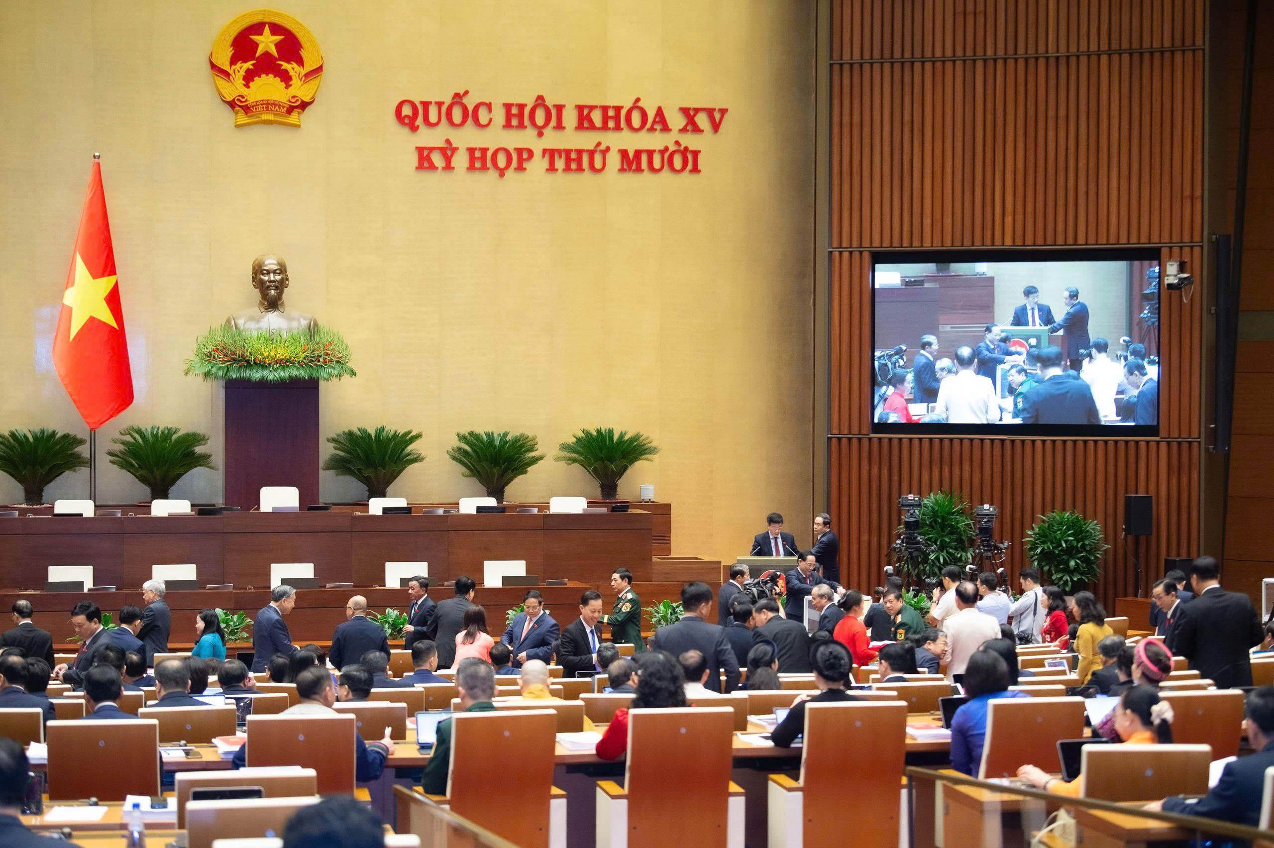 L&atilde;nh đạo Đảng, Nh&agrave; nước v&agrave; đại biểu Quốc hội v&agrave;o Lăng viếng Chủ tịch Hồ Ch&iacute; Minh- Ảnh 8.