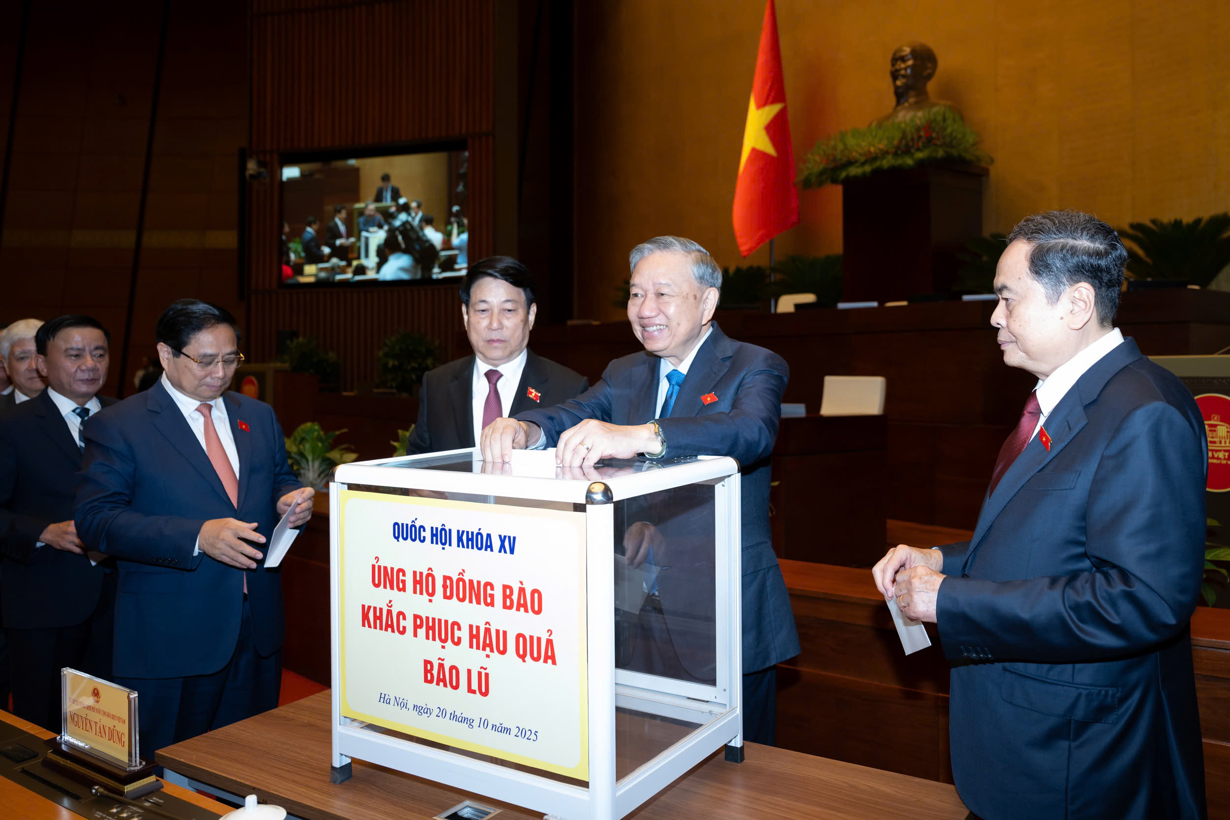 L&atilde;nh đạo Đảng, Nh&agrave; nước v&agrave; đại biểu Quốc hội v&agrave;o Lăng viếng Chủ tịch Hồ Ch&iacute; Minh- Ảnh 9.