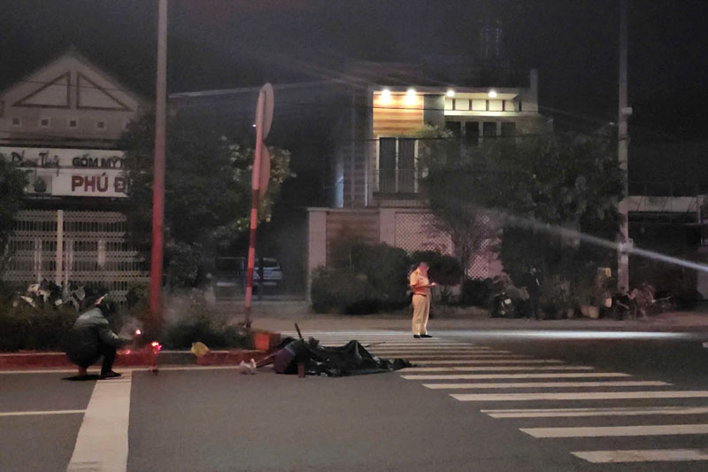 Lực lượng chức năng xử l&yacute; hiện trường vụ tai nạn.