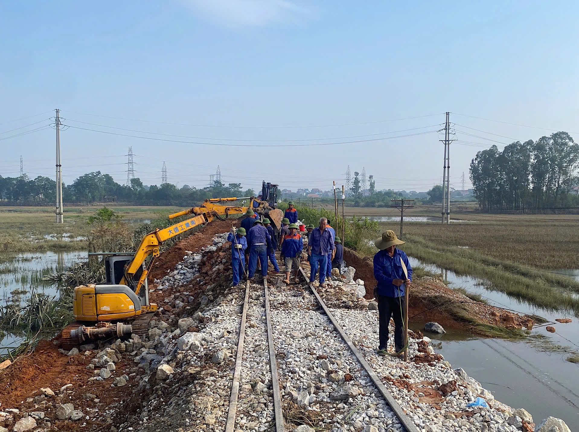 Đường sắt l&ecirc;n phương &aacute;n ứng ph&oacute; b&atilde;o số 12, bảo đảm an to&agrave;n chạy t&agrave;u- Ảnh 1.