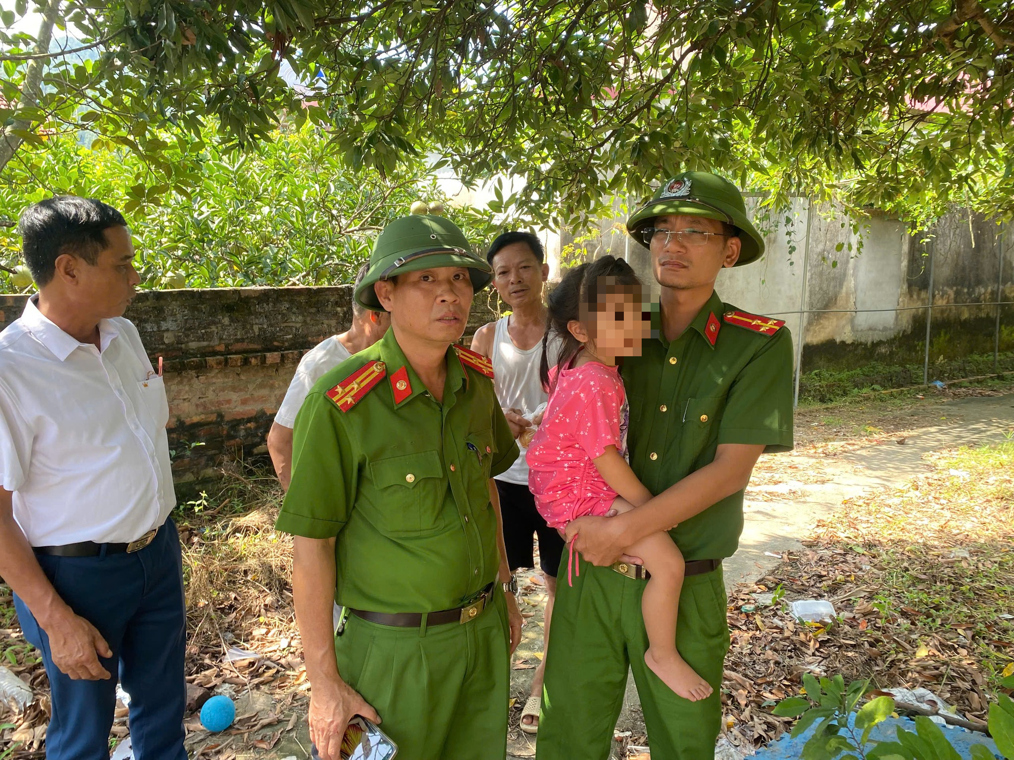 C&ocirc;ng an giải cứu b&eacute; g&aacute;i bốn tuổi bị bố đẻ treo l&ecirc;n trần nh&agrave; ở Bắc Ninh- Ảnh 2.