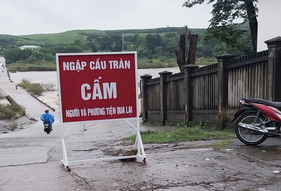 Quảng Ng&atilde;i: Mưa lớn g&acirc;y ngập quốc lộ, sẵn s&agrave;ng di dời h&agrave;ng ngh&igrave;n người d&acirc;n- Ảnh 2.