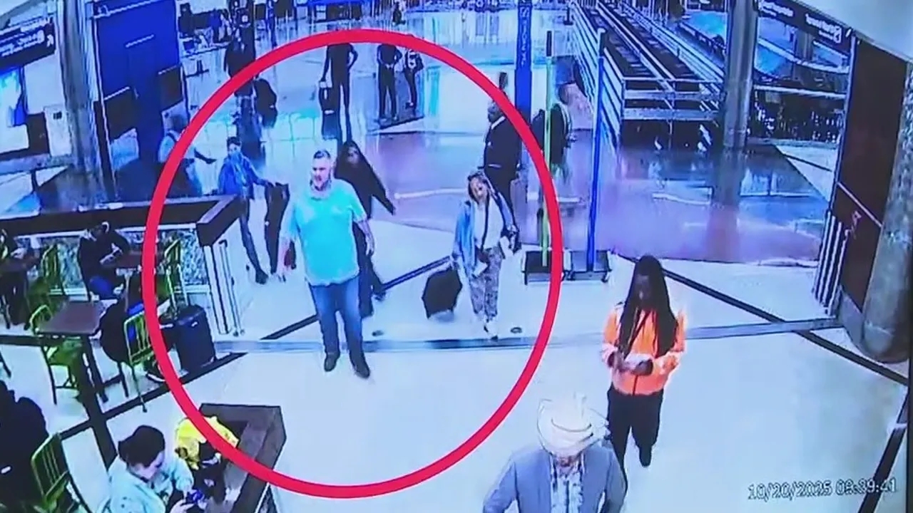 Mỹ bắt giữ người đ&agrave;n &ocirc;ng tại s&acirc;n bay Atlanta v&igrave; đe dọa xả s&uacute;ng- Ảnh 1.