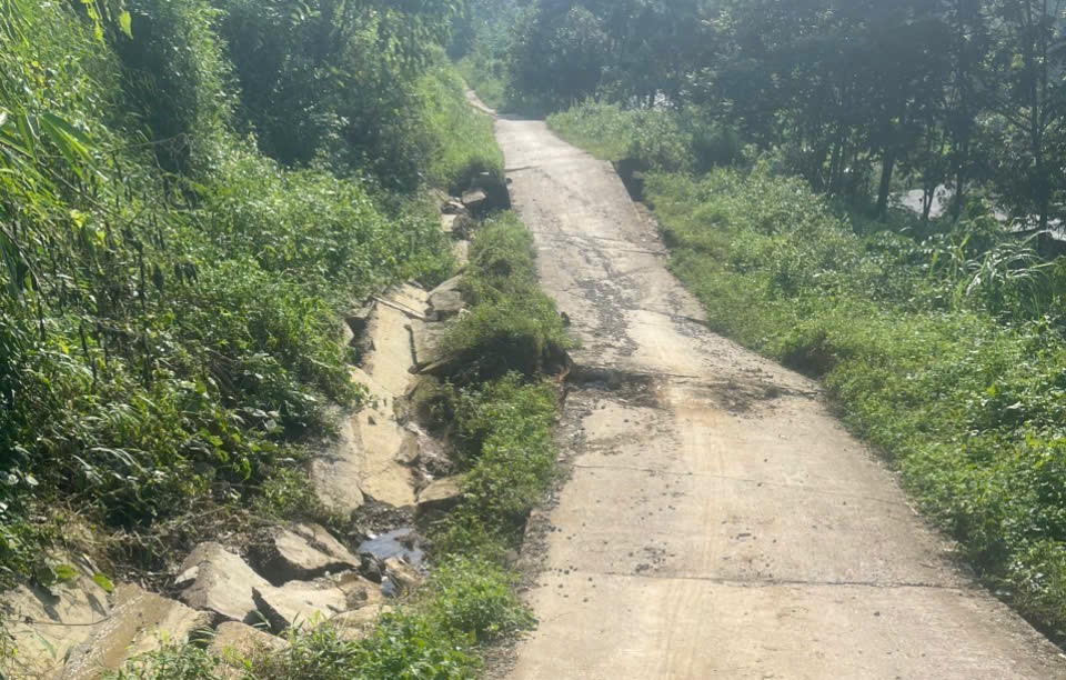 Thái Nguyên: Nguy cơ sạt lở đất đá đe dọa người dân ở xã Phúc Lộc- Ảnh 3. Thái Nguyên: Nguy cơ sạt lở đất đá đe dọa người dân ở xã Phúc Lộc- Ảnh 3.