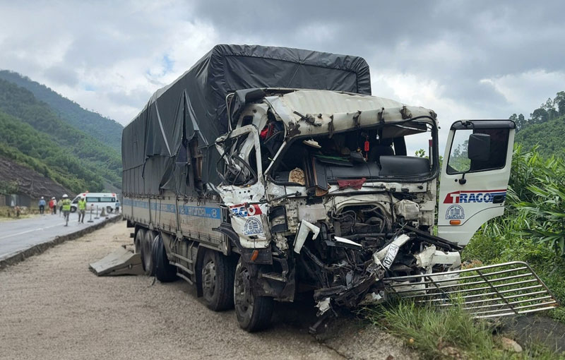 Xe tải BKS 64C - 077.34 n&aacute;t đầu sau tai nạn li&ecirc;n ho&agrave;n.