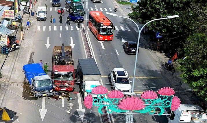 Tai nạn li&ecirc;n ho&agrave;n giữa 4 xe ở T&acirc;y Ninh, một người tử vong- Ảnh 1.